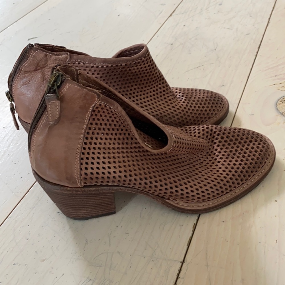 Vero Cuoio Leather perforated leather bootie 37